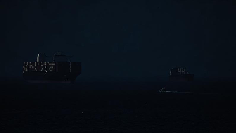 Um navio cargueiro navega no mar em 28 de abril de 2026 na Ilha de Qeshm, Irã, no Estreito de Ormuz