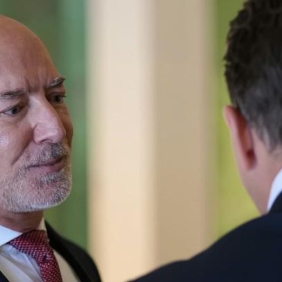 Centenas de garrafas deixadas no Met Gala em protesto contra Jeff Bezos
