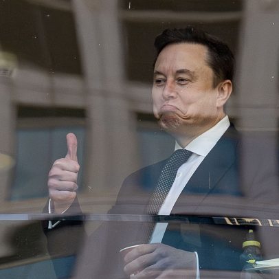 Elon Musk desdenhou do ChatGPT, chamando-o de estúpido