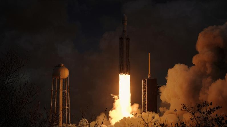 Foguete da SpaceX decola na Flórida em meio à expectativa pelo maior IPO da história do mercado americano