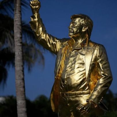 Estátua de ouro de Trump chega a Doral após disputa com criptomoeda