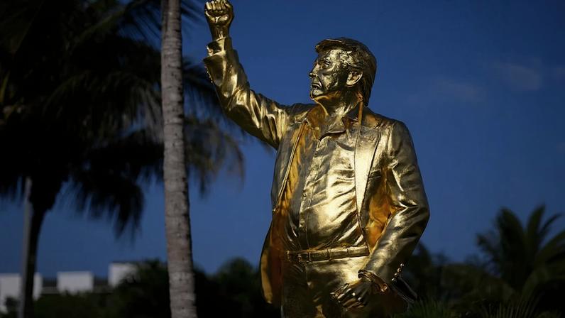Estátua de ouro de Trump chega a Doral após disputa com criptomoeda