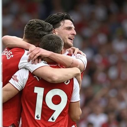 Arsenal é campeão inglês pela 1ª vez em 22 anos após tropeço do City