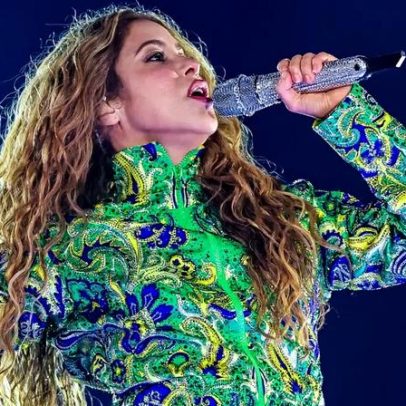 Shakira se apresenta no Lobacabana no Rio, cantando e interagindo com o público