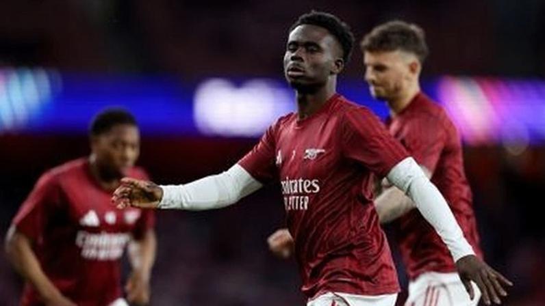 Jogadores aquecem no gramado do Emirates Stadium para o jogo de volta da semifinal da Champions League