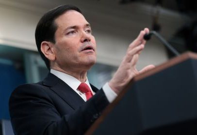Dez marinheiros civis morreram no Estreito de Ormuz, diz Rubio