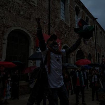 Bienal não é tribunal, dizem manifestantes
