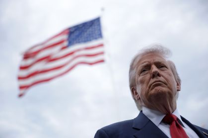 O presidente dos EUA, Donald Trump, fala com a imprensa ao deixar a Casa branca nesta sexta-feira (8)