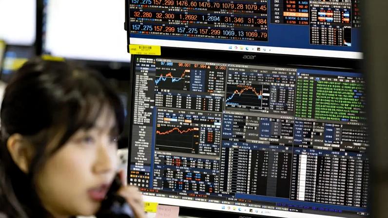 Salão de operações do Hana Bank, em Seul, em 15 de maio de 2026, em meio à alta recorde no mercado acionário sul-coreano