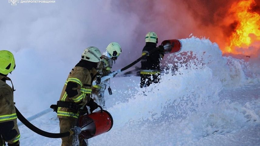 Equipes de bombeiros tentam apagar incêndio provocado por intensos ataques russos na região de Dnipropetrovsk, incluindo os distritos de Kryvyi Rih, Nikopol e Synelnykove, na Ucrânia. 13/05/2026 - (Serviço de Emergência da Ucrânia/Anadolu/Getty Images)