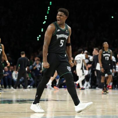 Anthony Edwards lidera Wolves e empatam após expulsão de Wembanyama