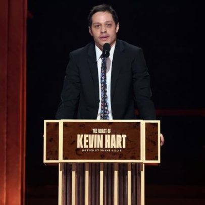 Pete Davidson faz piada dura sobre atrito com Kanye West no roast de Kevin Hart