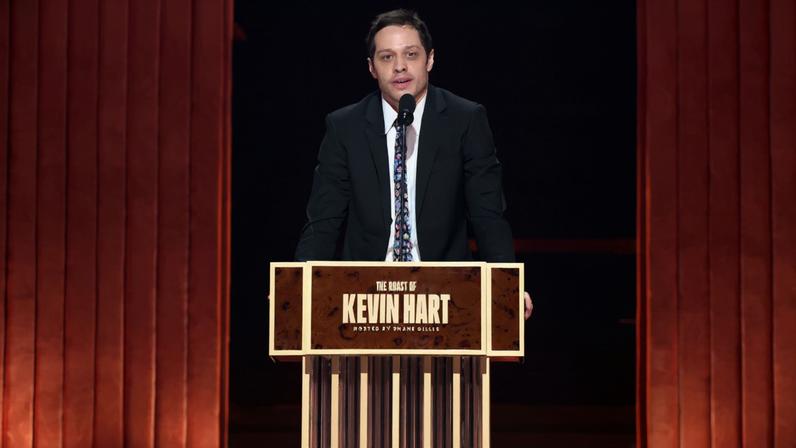 Pete Davidson faz piada dura sobre atrito com Kanye West no roast de Kevin Hart