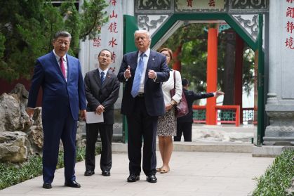 O presidente dos EUA, Donald Trump, e o presidente chinês, Xi Jinping, visitam o complexo de liderança de Zhongnanhai nesta sexta-feira (16)