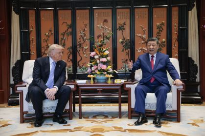 O presidente dos EUA, Donald Trump, e o presidente chinês, Xi Jinping, se encontram à margem de uma visita ao Jardim Zhongnanhai em 15 de maio de 2026, em Pequim, China