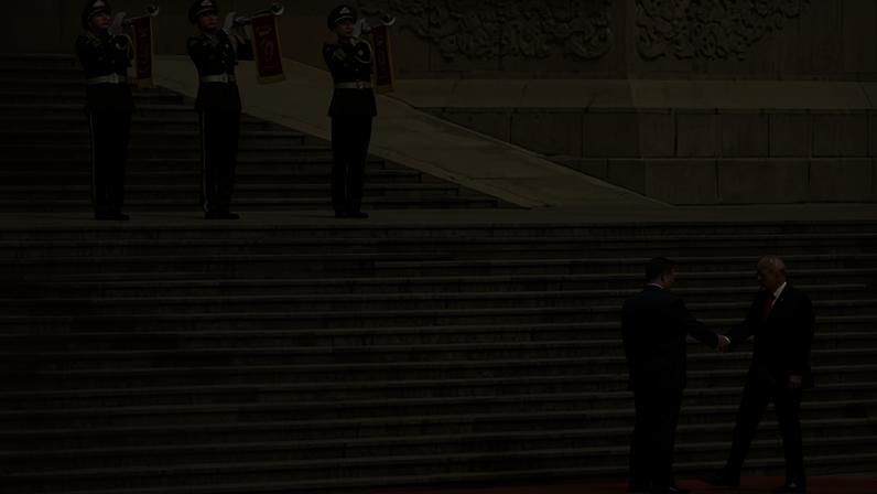 O presidente dos EUA, Donald Trump, cumprimenta o presidente chinês, Xi Jinping, em Pequim, nesta quarta-feira (13)