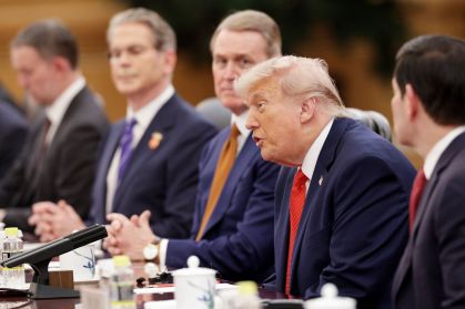 O presidente dos EUA, Donald Trump, discursa durante uma reunião bilateral com o presidente chinês, Xi Jinping, no Grande Salão do Povo, em 14 de maio de 2026, em Pequim, China