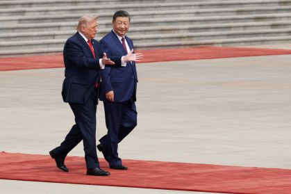 O presidente dos EUA, Donald Trump, é recebido pelo presidente chinês, Xi Jinping, durante uma cerimônia de boas-vindas no Grande Salão do Povo, em 14 de maio de 2026, em Pequim, China
