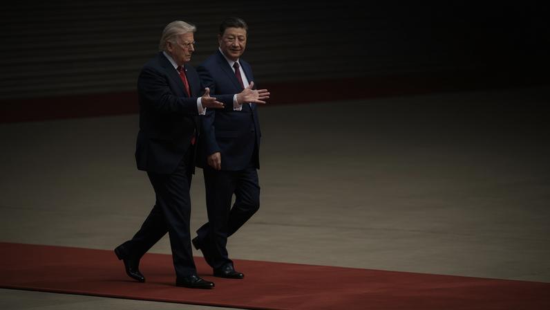 O presidente dos EUA, Donald Trump, é recebido pelo presidente chinês, Xi Jinping, durante uma cerimônia de boas-vindas no Grande Salão do Povo, em 14 de maio de 2026, em Pequim, China