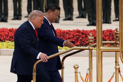 O presidente dos EUA, Donald Trump, é recebido pelo presidente chinês, Xi Jinping, durante uma cerimônia de boas-vindas no Grande Salão do Povo, em 14 de maio de 2026, em Pequim, China