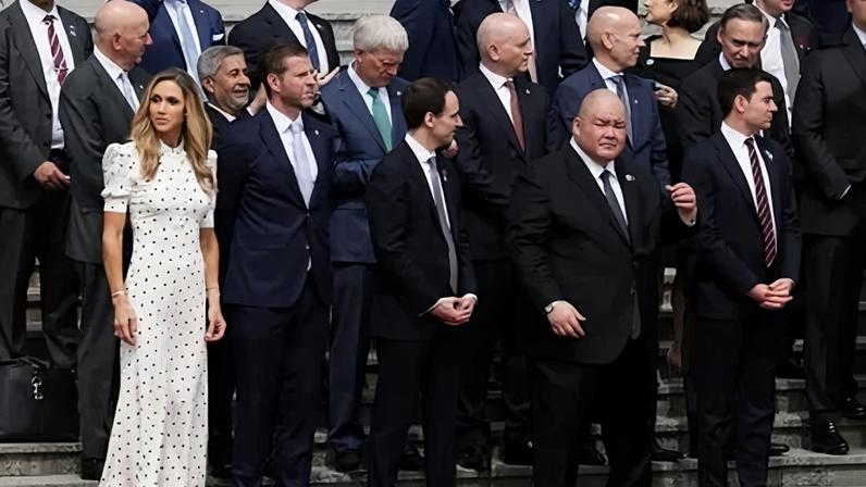 Membros da delegação dos EUA posam antes da cerimônia de boas-vindas ao presidente dos EUA, Donald Trump, no Grande Salão do Povo, em 14 de maio de 2026, em Pequim, China.