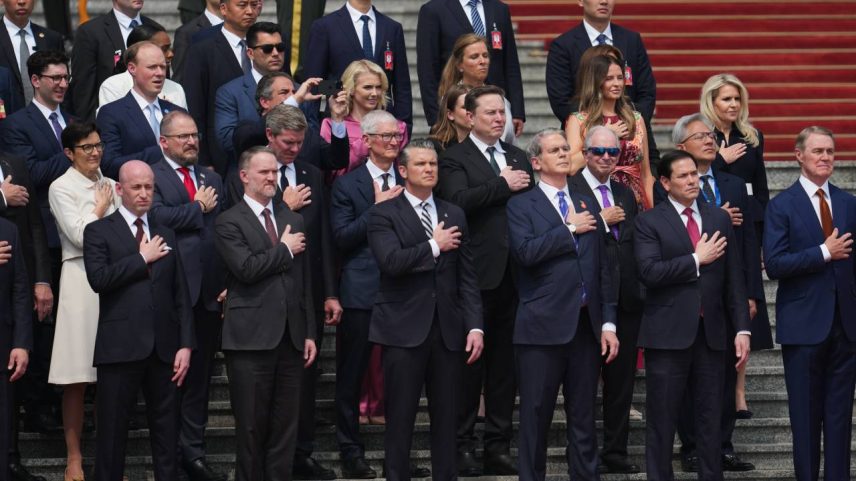 Membros da delegação dos EUA e CEOs de diversos setores posam antes da cerimônia de boas-vindas ao presidente dos EUA, Donald Trump, em frente ao Grande Salão do Povo, em 14 de maio de 2026, em Pequim, China (VCG/VCG via/Getty Images)