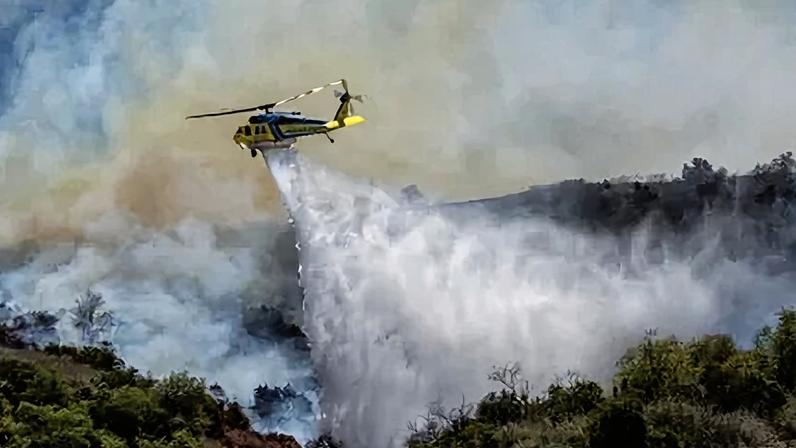 Aeronaves de combate a incêndios atuam contra o incêndio Sandy em Simi Valley, Califórnia, nesta segunda-feira (18)