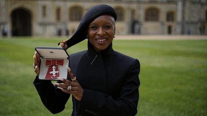 Cynthia Erivo recebe honraria da monarquia britânica que a torna Membro da Ordem do Império Britânico