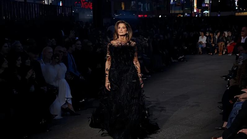 Cindy Crawford desfila para a Gucci na Times Square
