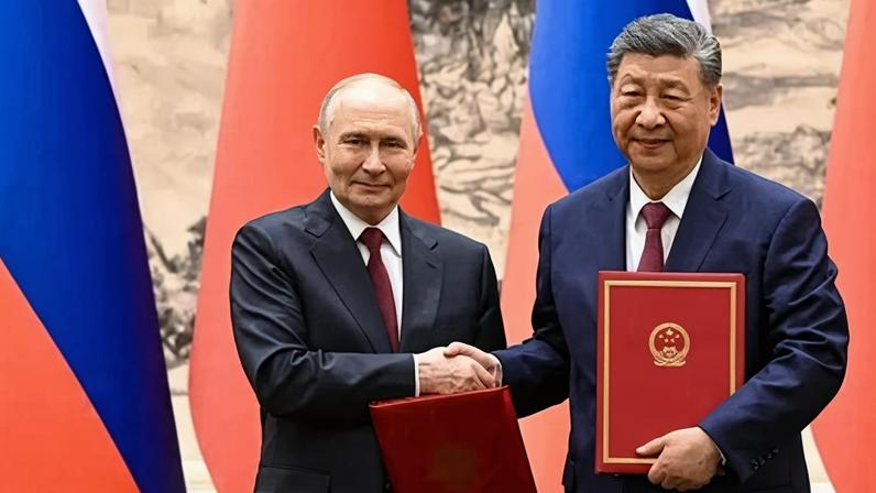 O presidente russo Vladimir Putin cumprimenta o presidente chinês Xi Jinping no Grande Salão do Povo, em Pequim, China, em 20 de maio de 2026