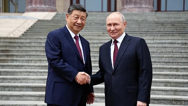 O presidente chinês, Xi Jinping, recebe líder russo, Vladimir Putin, em Pequim. 20/05/2026 - (Kremlin Press Service/Anadolu/Getty Images)
