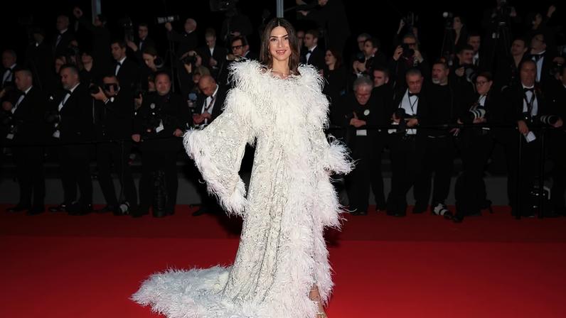 Thaila Ayala: cheia de charme e plumas em Cannes