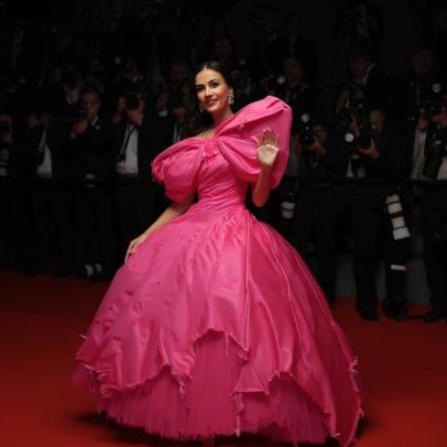 Cannes pinta o tapete vermelho de rosa para cerimônia