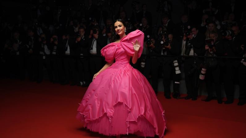 Só deu ela: Demi Moore em modelo cor de rosa ultra volumoso