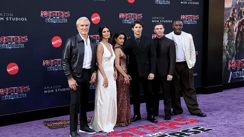 Nicholas Galitzine e Dolph Lundgren posam juntos em encontro de He-Man