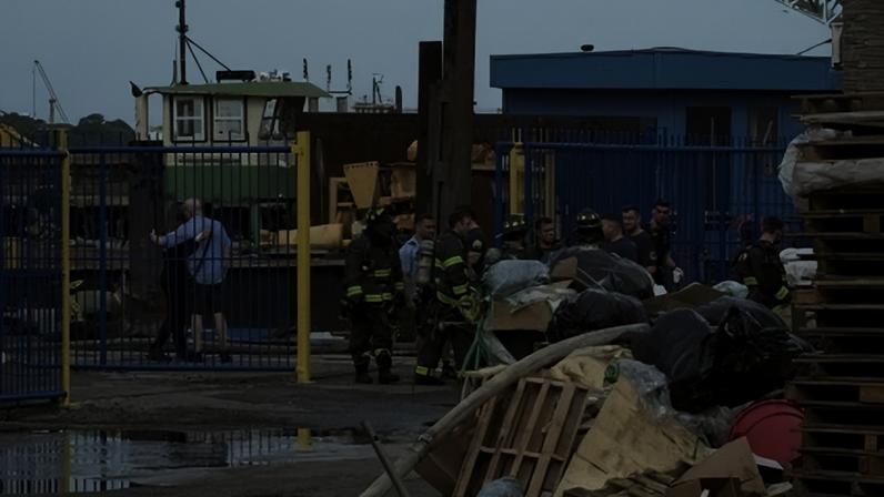 Equipes de emergência no local da explosão e incêndio em Staten Island, Nova York