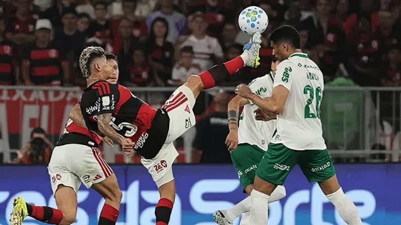 Carrascal acerta Murilo e é expulso em Flamengo x Palmeiras pelo Campeonato Brasileiro