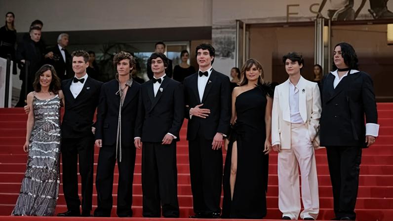Lola Dueñas, Miguel Bernardeau, Guitarricadelafuente, Javier Ambrossi, Javier Calvó, Penélope Cruz, Milo Quifes e Carlos González na estreia de "The Black Ball" no Festival de Cannes
