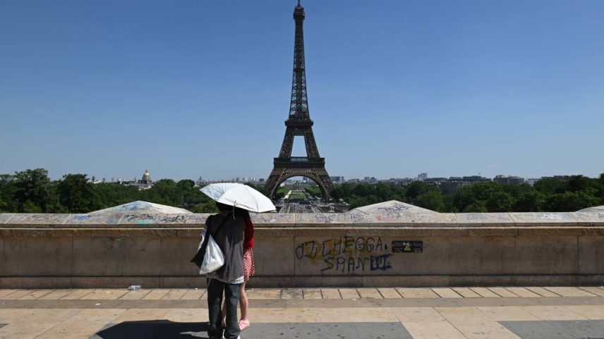 Pessoas tentam fugir do sol em Paris, na França. 27/05/2026