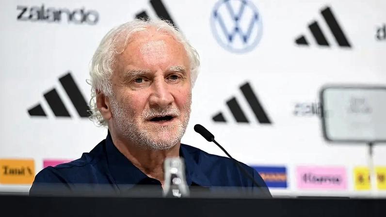 Völler não proibiu a seleção de se manifestar, mas indicou que não seria o ideal (Federico Gambarini/picture alliance/Getty Images)