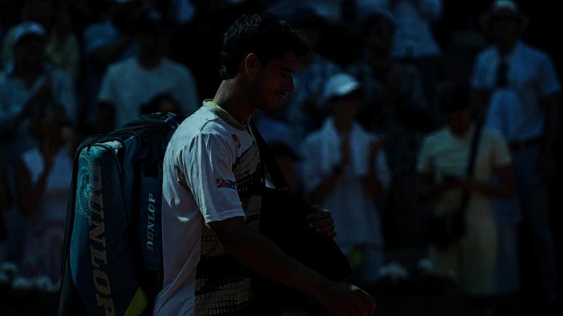 Adolfo Vallejo deixa a quadra de Roland Garros, após derrota para Moise Kouame - (Tnani Badreddine/DeFodi Images/DeFod/Getty Images)