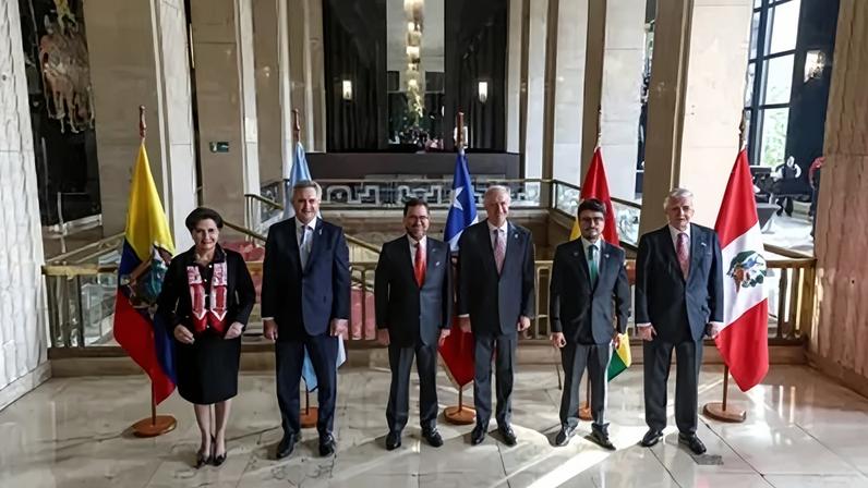 Autoridades da Argentina, Bolívia, Chile, Equador e Peru durante uma reunião regional contra o crime organizado em Santiago, Chile, nesta quinta-feira (28)