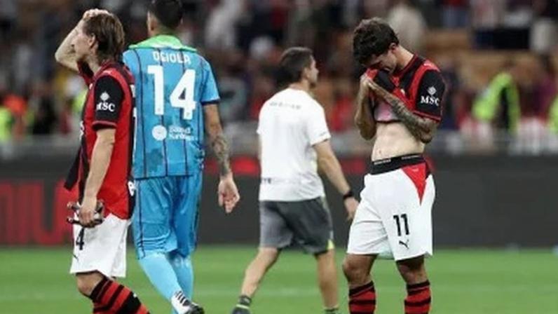 Jogadores do Milan lamentam após derrota para o Cagliari, que impediu classificação da equipe para a Uefa Champions League da próxima temporada