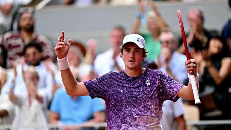 João Fonseca stunned Novak Djokovic on a raucous Court Philippe-Chatrier.