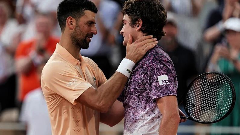 Nova Djokovic e João Fonseca se cumprimentam após jogo em Roland Garros (Matthew Stockman/Getty Images)