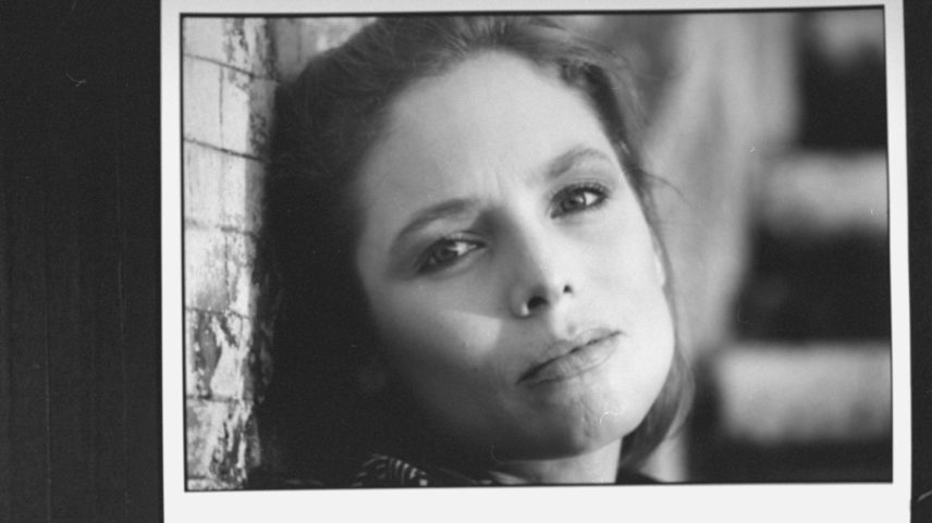 Atriz Kelly Curtis, irmã de Jamie Lee Curtis, morre aos 69 anos