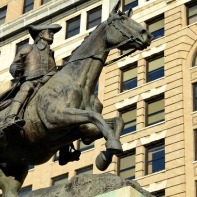 Trump reinstala monumento a fundador escravocrata removido em 2020