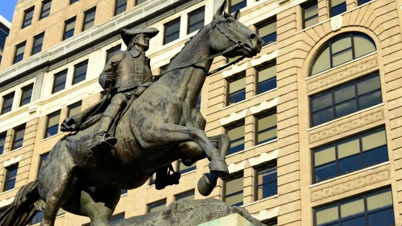 Trump reinstala monumento a fundador escravocrata removido em 2020