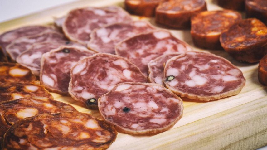 Embutidos: consumo diário de 50 gramas de carne processada está associado a aumento de 18% no risco de câncer colorretal ao longo da vida