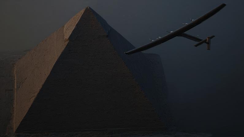 Nesta imagem divulgada por Jean Revillard, o Solar Impulse 2, avião movido a energia solar pilotado pelo pioneiro suíço André Borschberg, sobrevoa as pirâmides antes de pousar no Cairo, em 13 de julho de 2016, em Gizé, Egito